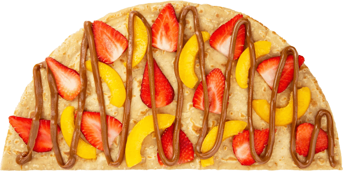 Crêpe abierto con fudge, fresas y durazno