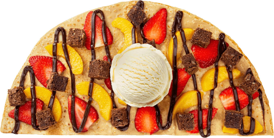 Crêpe abierto con helado de vainilla, brownie, fresas, durazno y fudge
