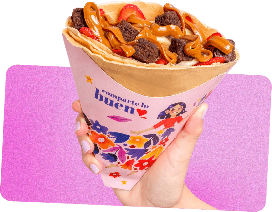 Mano sosteniendo el crêpe Ármalo Dulce con brownie y manjar